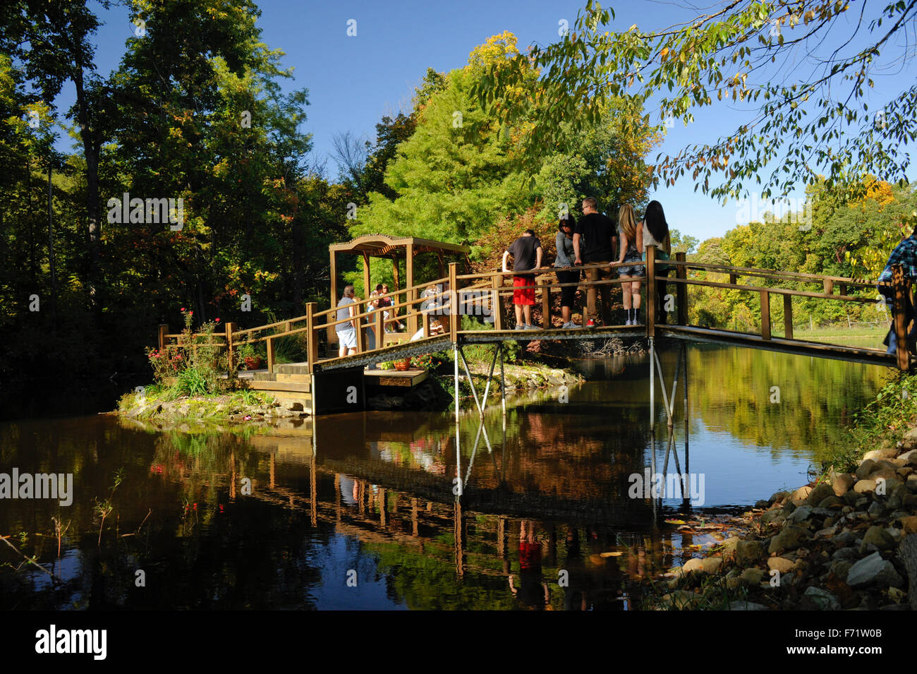 Le opere di Apple orchard e zucca farm in Trafalgar, Indiana. Stagno e nella zona dello zoo. Foto Stock