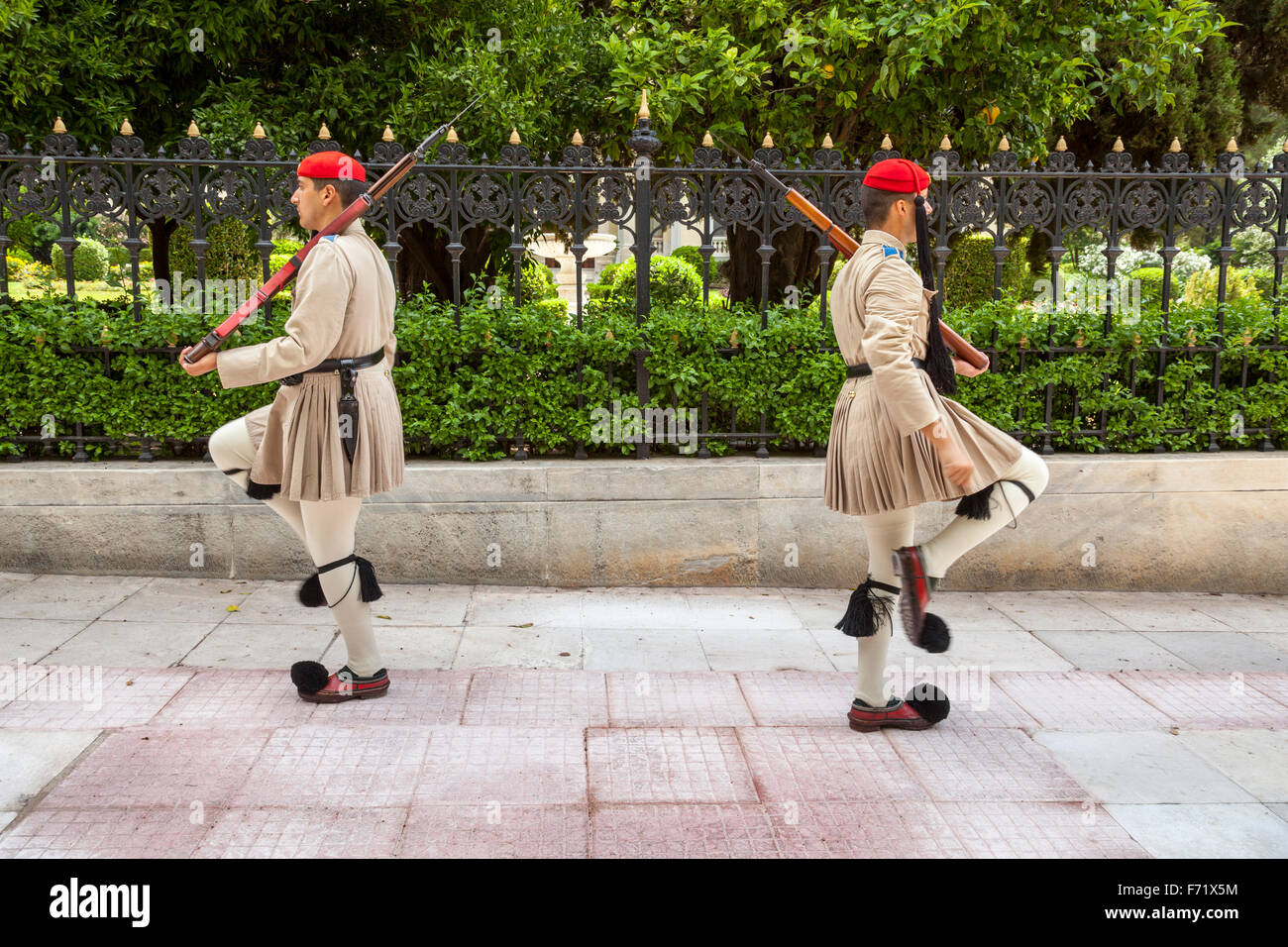 Soldati greci, Evzones, al di fuori del Palazzo Presidenziale di Atene, Grecia Foto Stock