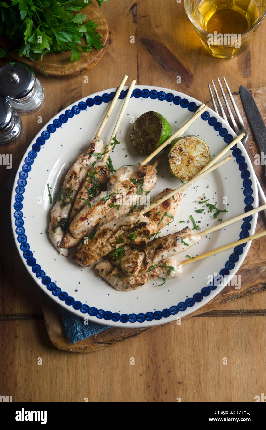 Spiedini di pollo con aglio, lime e peperoncino Foto Stock