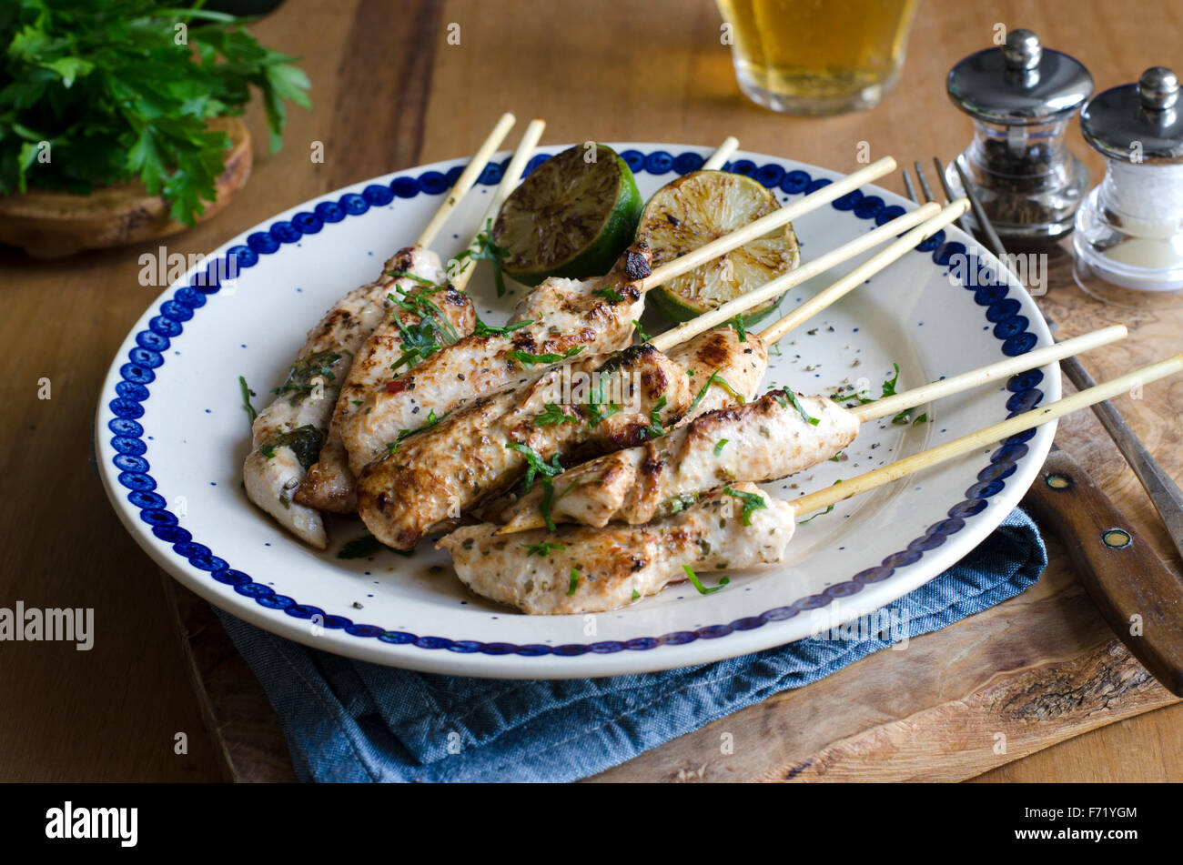 Spiedini di pollo con aglio, lime e peperoncino Foto Stock