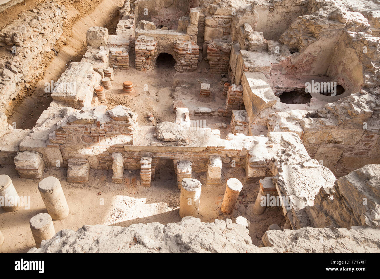 Sito archeologico di una vasca da bagno romana, accanto ai Giardini Nazionali e di Zappeion, Atene, Grecia Foto Stock