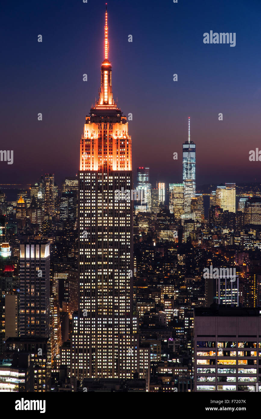 Vista superiore dell'Empire State Building con luci di colore arancione, Manhattan, New York, Stati Uniti d'America Foto Stock