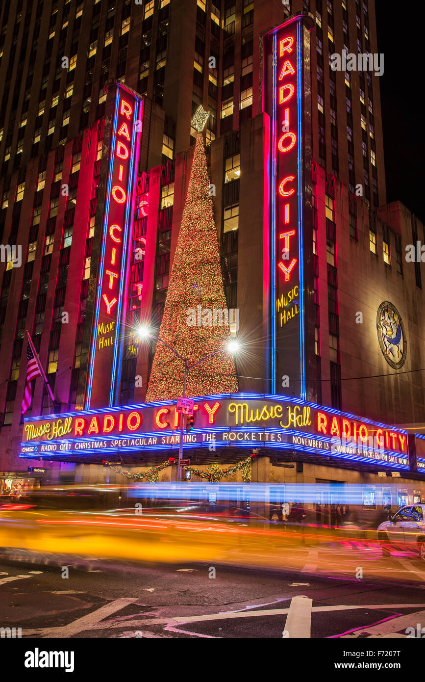 Vista notturna di Radio City Music Hall, Rockefeller Center, Manhattan, New York, Stati Uniti d'America Foto Stock