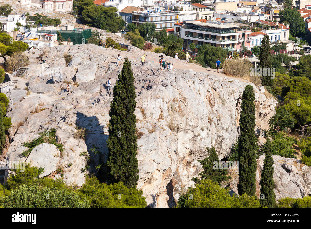 L Areopago rock, Atene, Grecia, visto dall'Acropoli Foto Stock