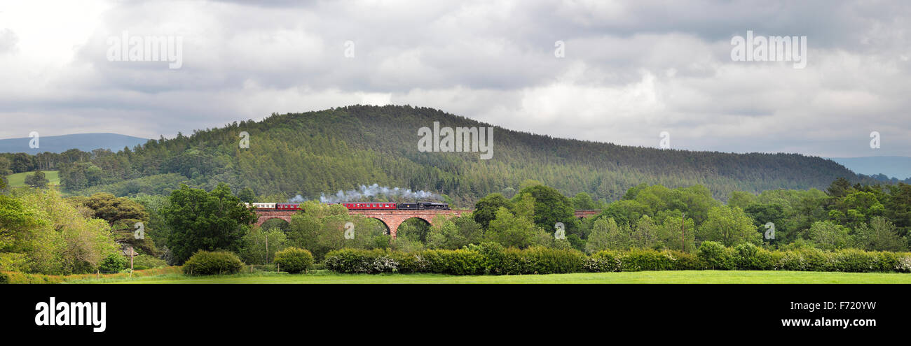 Armathwaite viadotto, accontentarsi di Carlisle linea ferroviaria. Treno a vapore LMS Giubileo Classe Leander passando sopra il viadotto di Armathwaite. Foto Stock