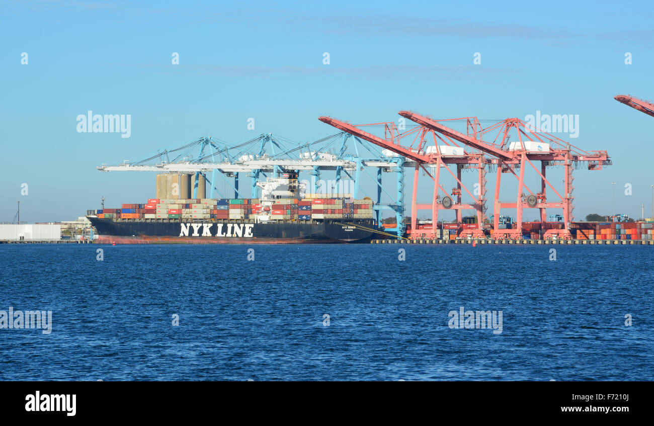 Panama registrato NYK Line nave portacontainer NYK Deneb essendo spento caricato presso il porto di Norfolk della Virginia cantieri. Nov. 3, 2015. Foto Stock