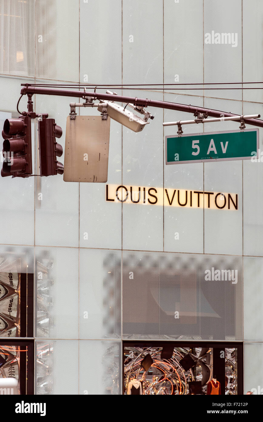 Fifth Avenue street segno e negozio di lusso dietro, Manhattan, New York, Stati Uniti d'America Foto Stock