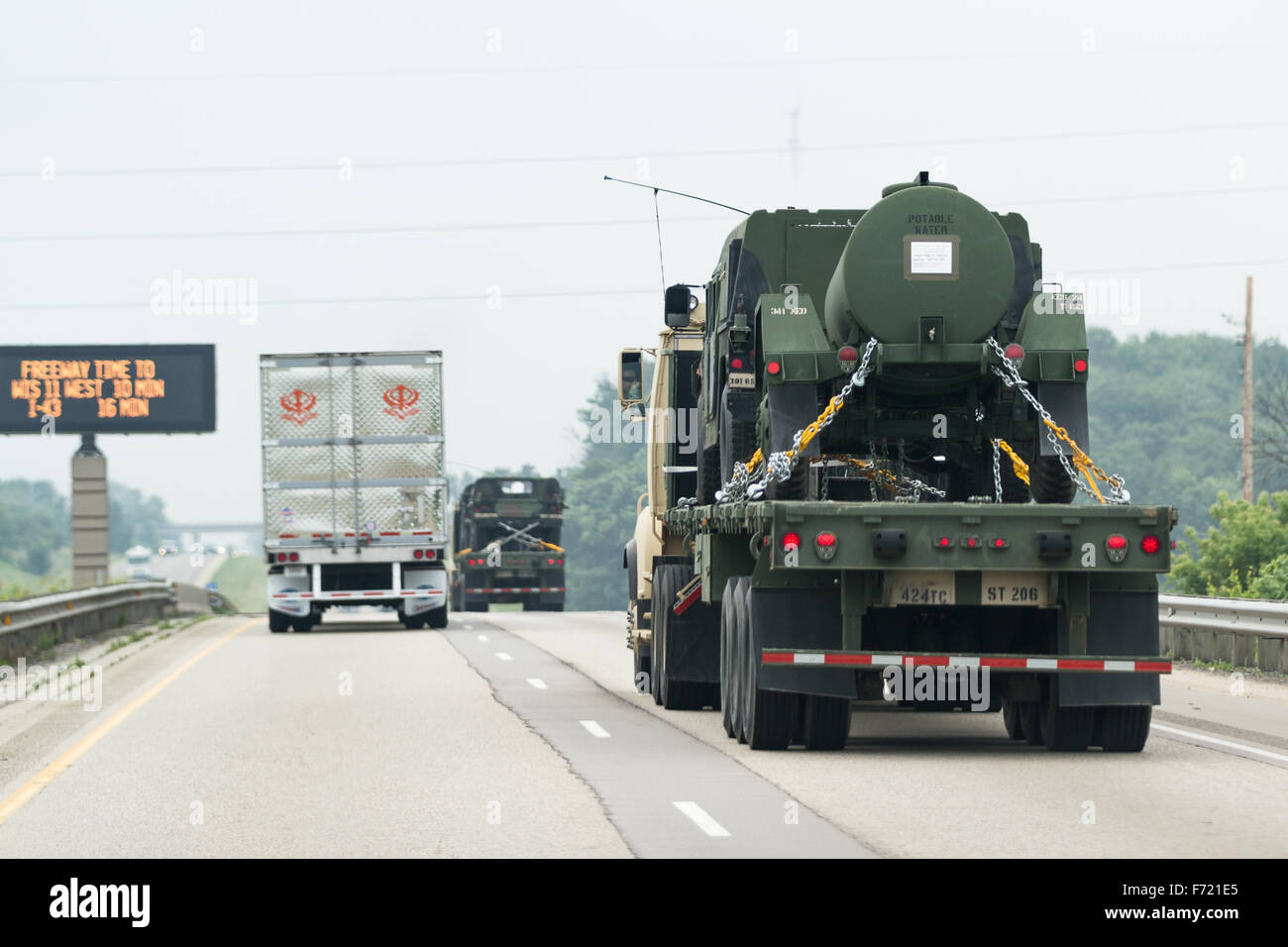 Autostrada 90/94, Wisconsin - Luglio 07 : VEICOLI MILITARI di essere trasferito da una base ad un altro nel mezzo del timone di giada Foto Stock