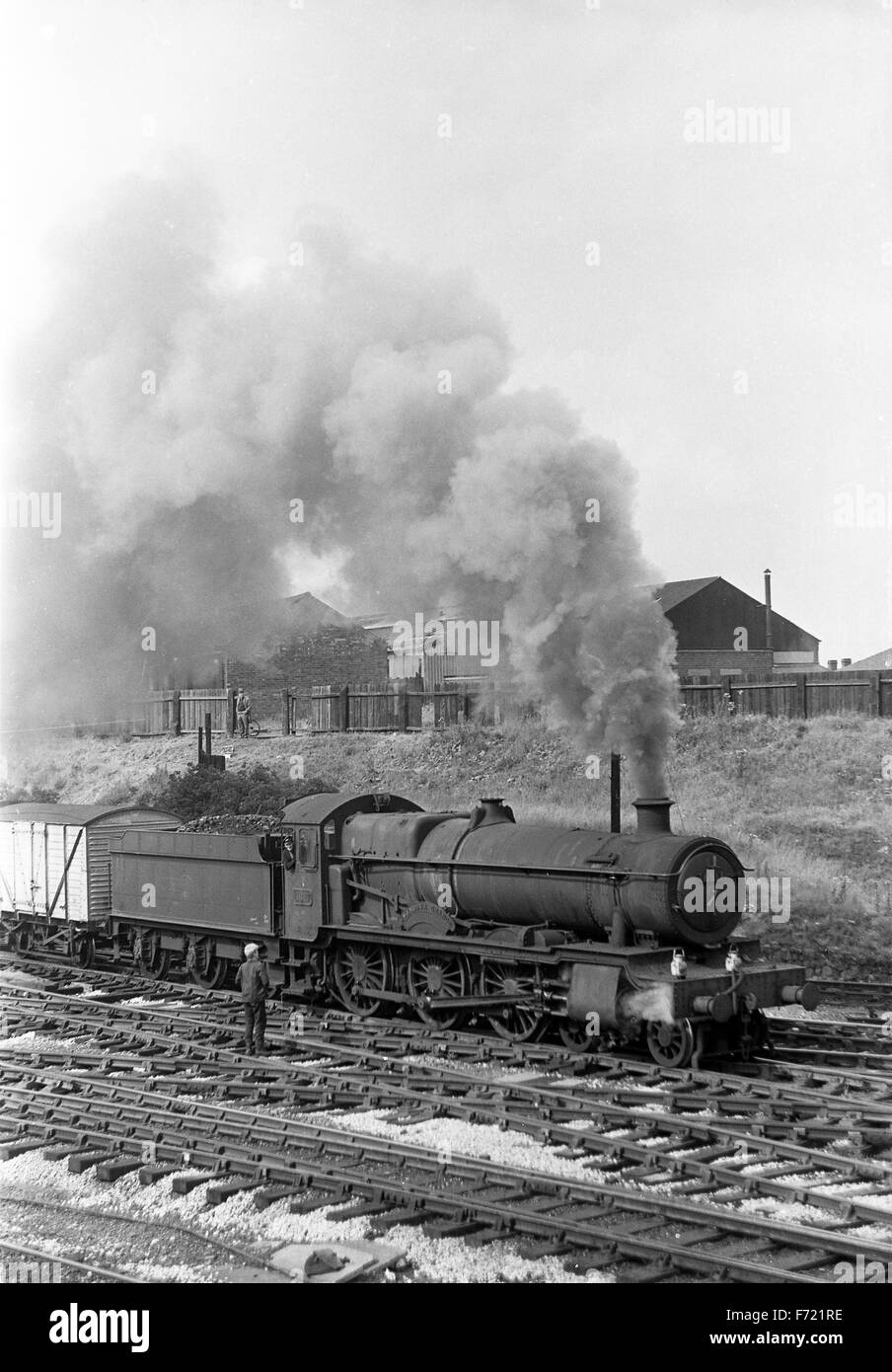 Great Western Railway 4-6-0 locomotiva a vapore 6817 Gwenddwr Grange a Wolverhampton 1964 Foto Stock
