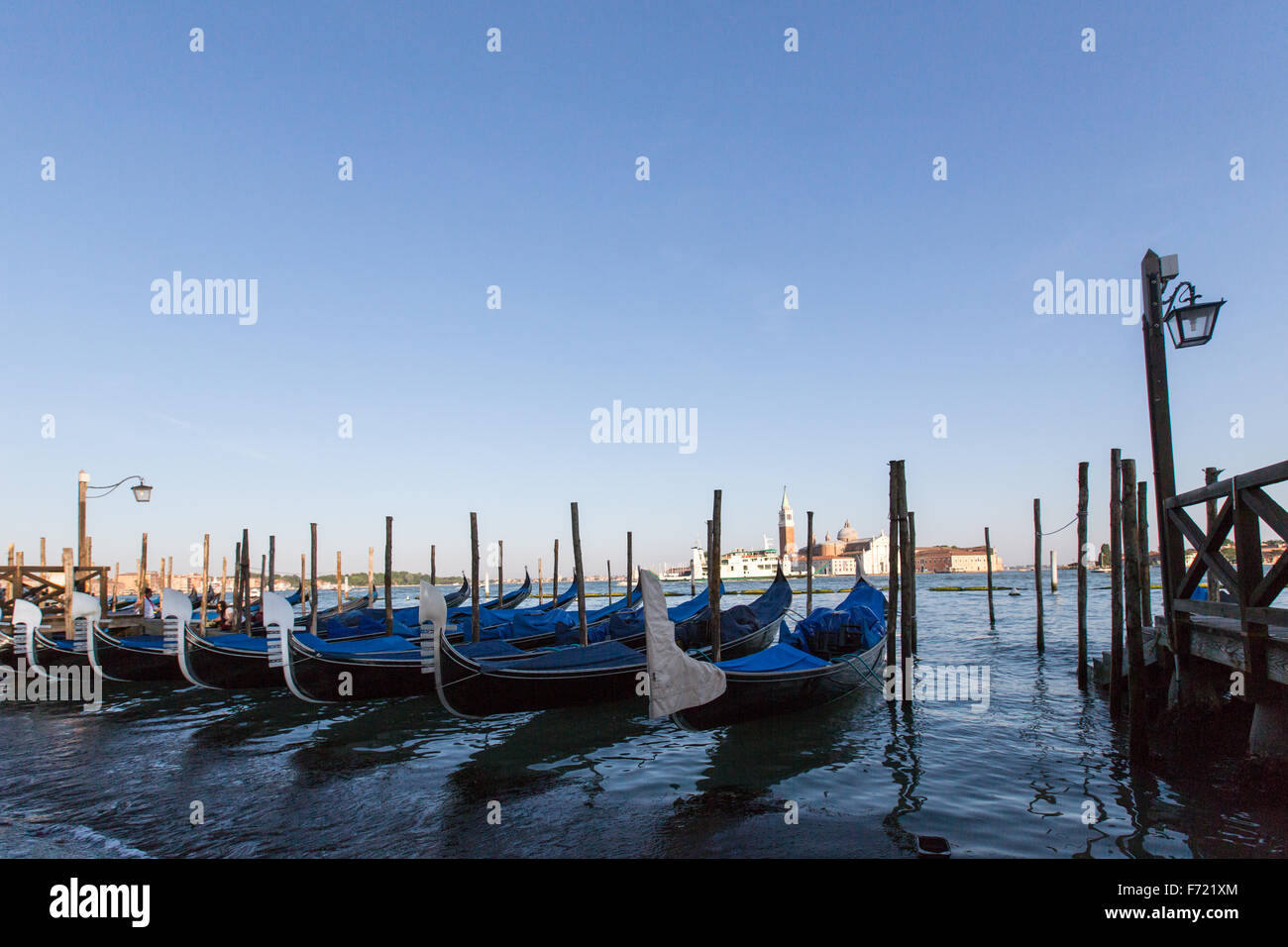 Venezia, Italia - gondola veneziana e la chiesa di San Giorgio Maggiore (prima dell'alba) Foto Stock