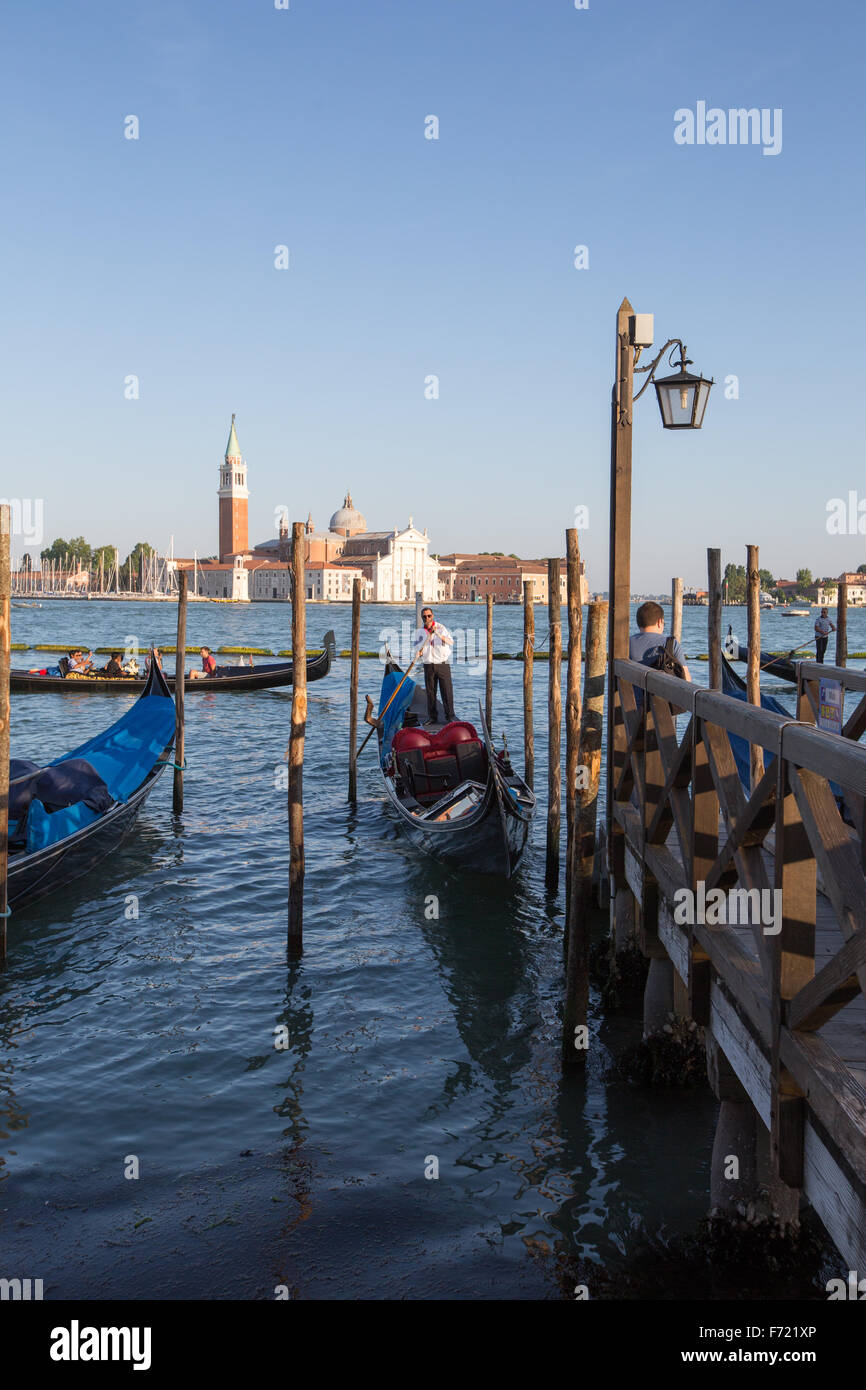 Venezia, Italia - gondola veneziana e la chiesa di San Giorgio Maggiore (prima dell'alba) Foto Stock