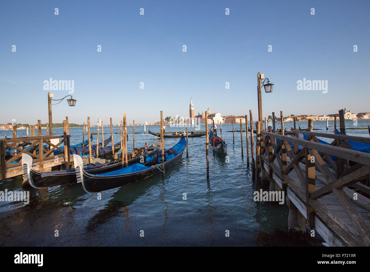 Venezia, Italia - gondola veneziana e la chiesa di San Giorgio Maggiore (prima dell'alba) Foto Stock