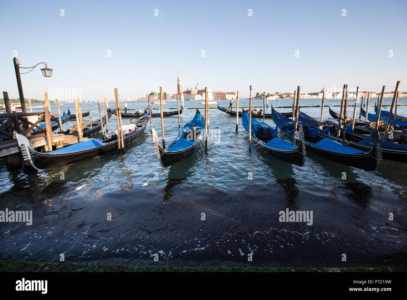 Venezia, Italia - gondola veneziana e la chiesa di San Giorgio Maggiore (prima dell'alba) Foto Stock