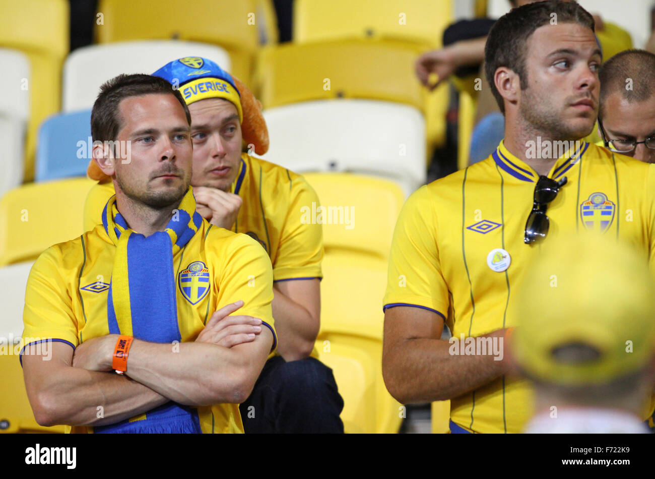 Swedish soccer fans reagiscono dopo l'Inghilterra ha battuto di Svezia nel loro UEFA EURO 2012 gioco Foto Stock