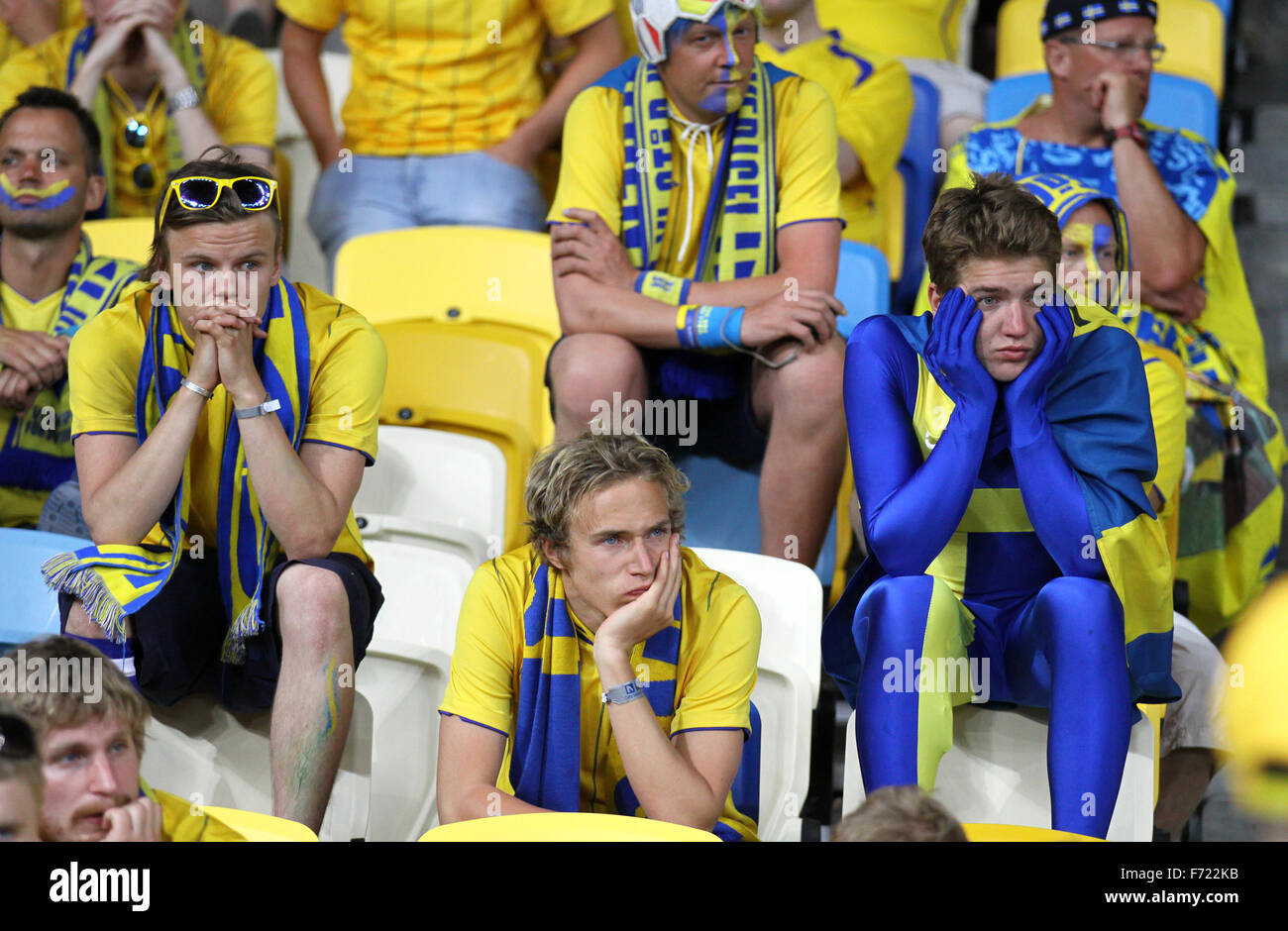 Swedish soccer fans reagiscono dopo l'Inghilterra ha battuto di Svezia nel loro UEFA EURO 2012 gioco Foto Stock