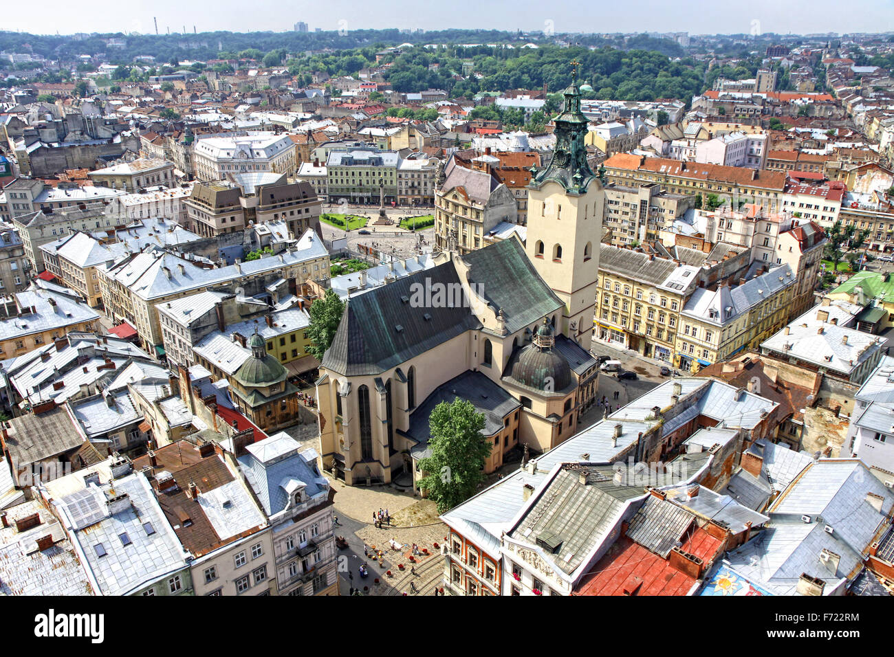 Bird-eye di Lviv centro storico con la cattedrale di domenicani nel centro città di Lviv, Ucraina Foto Stock Bird-eye di Lviv centro storico con la cattedrale di domenicani nel centro città di Lviv, Ucraina Foto Stock