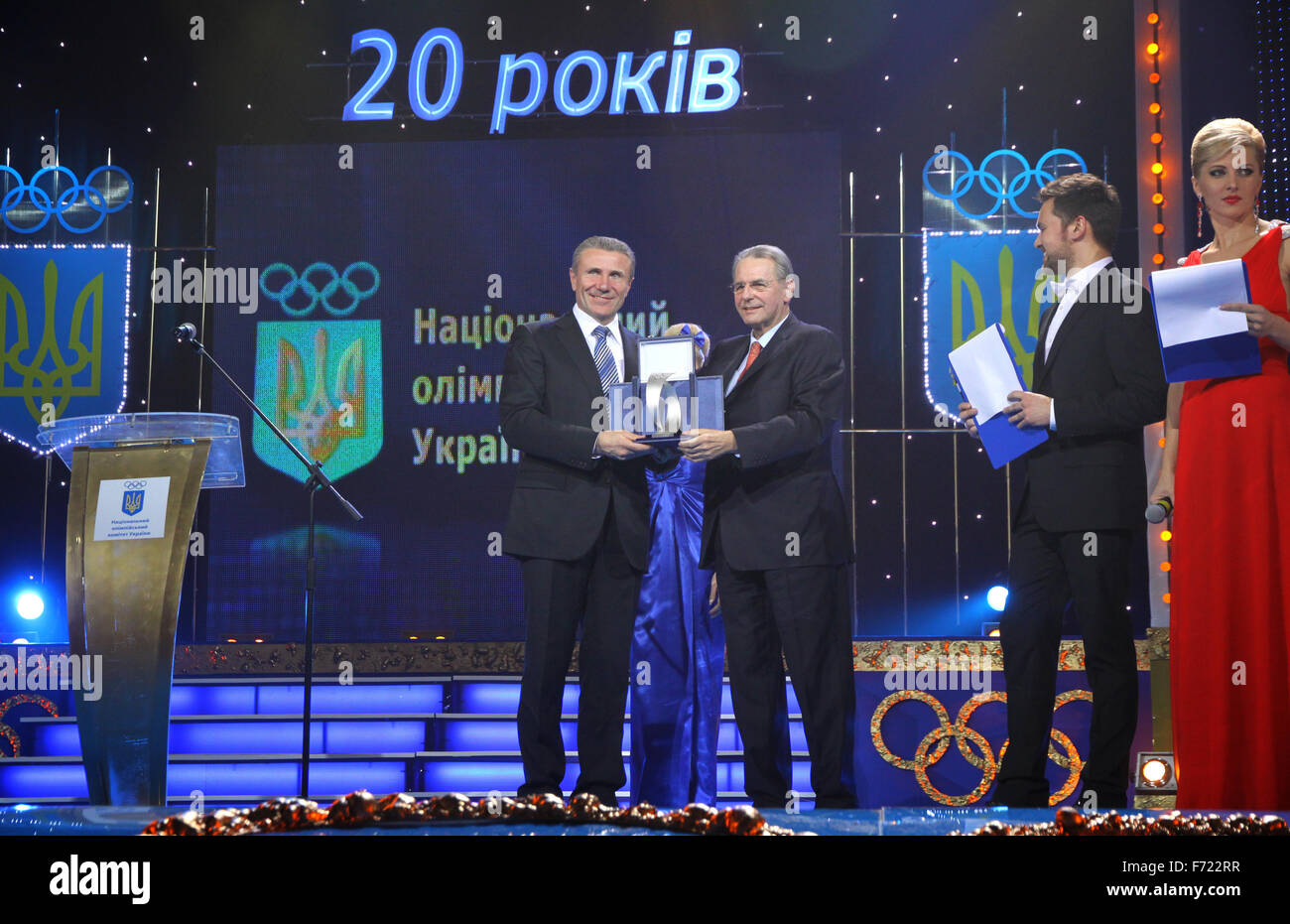 Presidente dell'Ucraina Comitato Olimpico Bubka Serhiy (L) e Presidente del Comitato olimpico internazionale Jacques Rogge Foto Stock