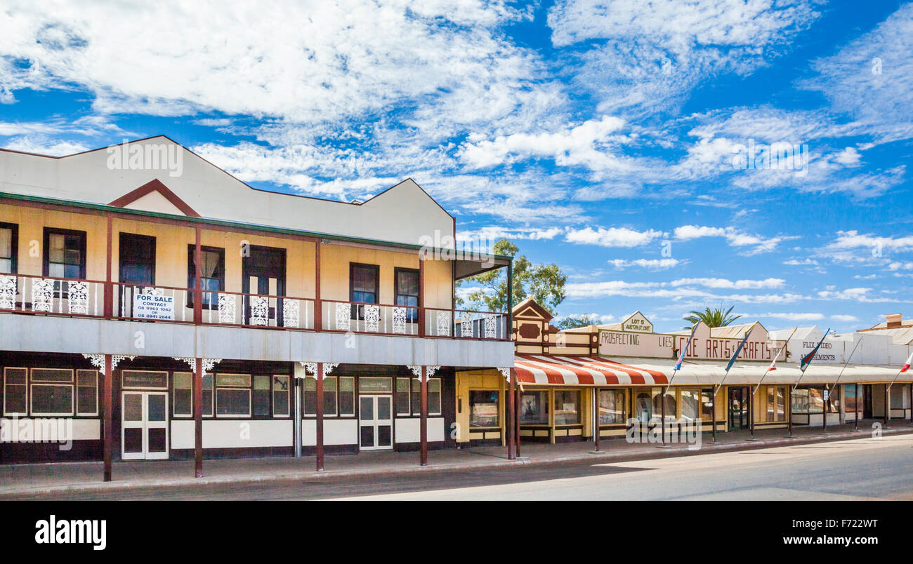 Australia, Australia occidentale, Mid West, Regione di Murchison, Cue, negozio porticata fronti di storici edifici goldrush Foto Stock