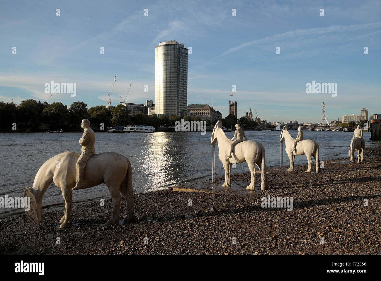 Artista britannico Jason deCaires Taylor cavalli scultura "Rising Tide' a bassa marea sul Rver Thames Londra UK 2015 KATHY DEWITT Foto Stock