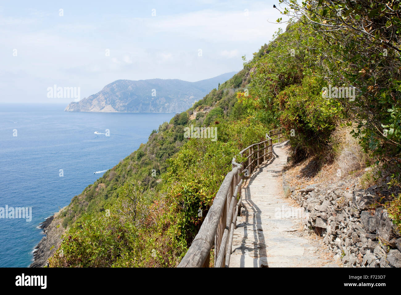 Percorso a piedi che si affaccia sul Mar Mediterraneo in Cinque Terre National Park, Italia. Foto Stock