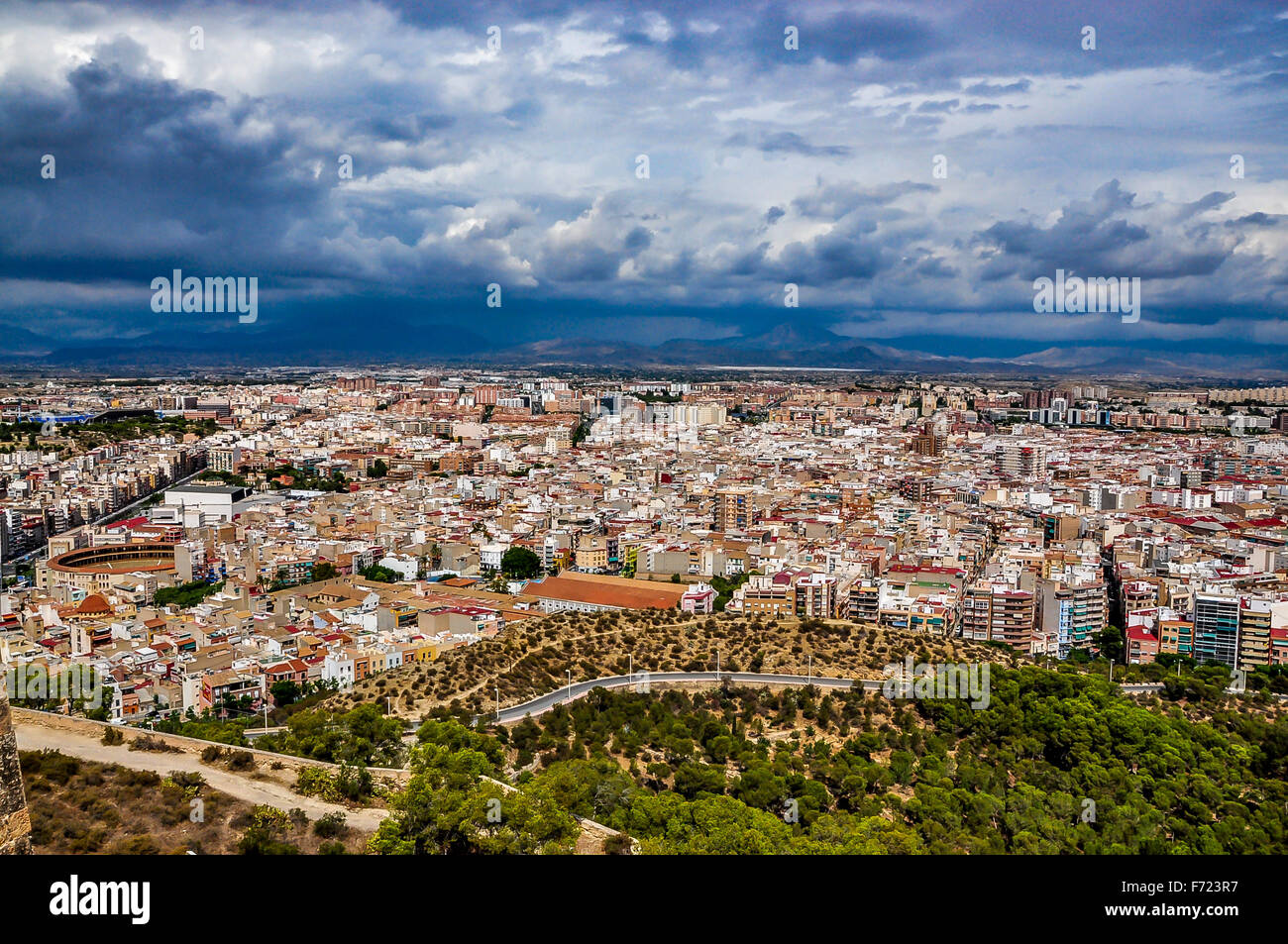 Vista di Alicante dal castello di Santa Barbara in un giorno di tempesta Foto Stock