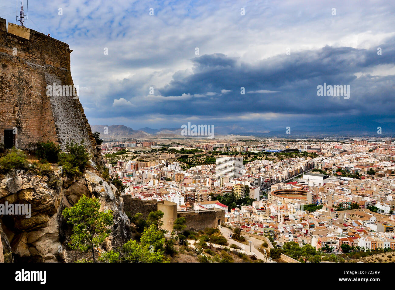 Vista di Alicante dal castello di Santa Barbara in un giorno di tempesta Foto Stock