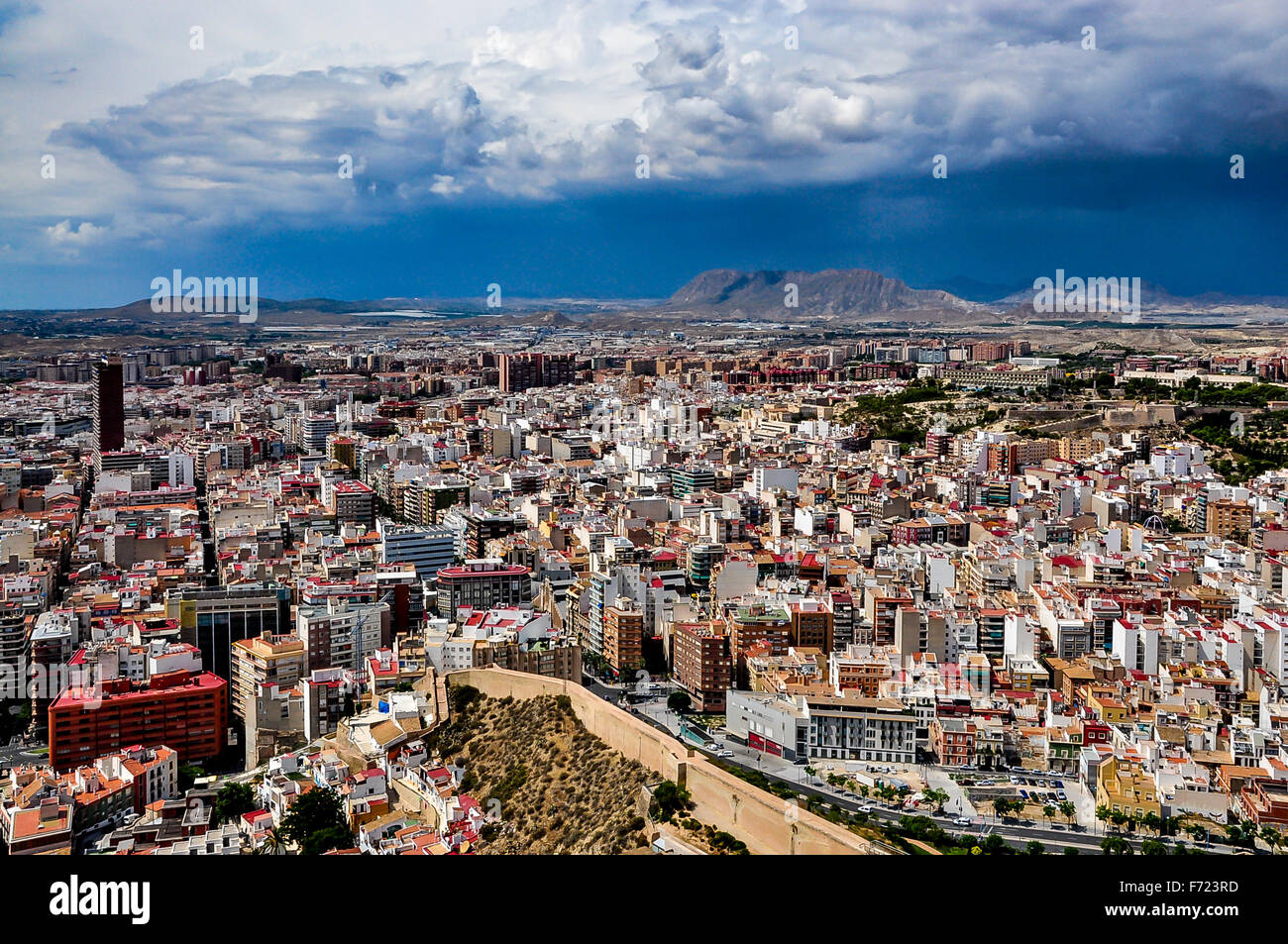 Vista di Alicante dal castello di Santa Barbara in un giorno di tempesta Foto Stock