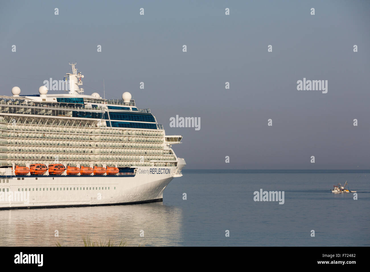 La riflessione della celebrità di crociera è una classe Solstice nave nel porto di Kuşadası, Aydın, Turchia Foto Stock