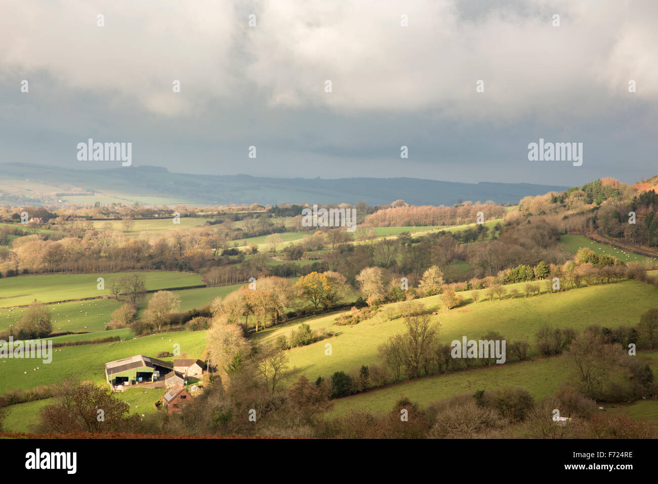 Guardando ad ovest attraverso la campagna Shropshire dal marrone Clee Hill, Shropshire, Inghilterra, Regno Unito Foto Stock