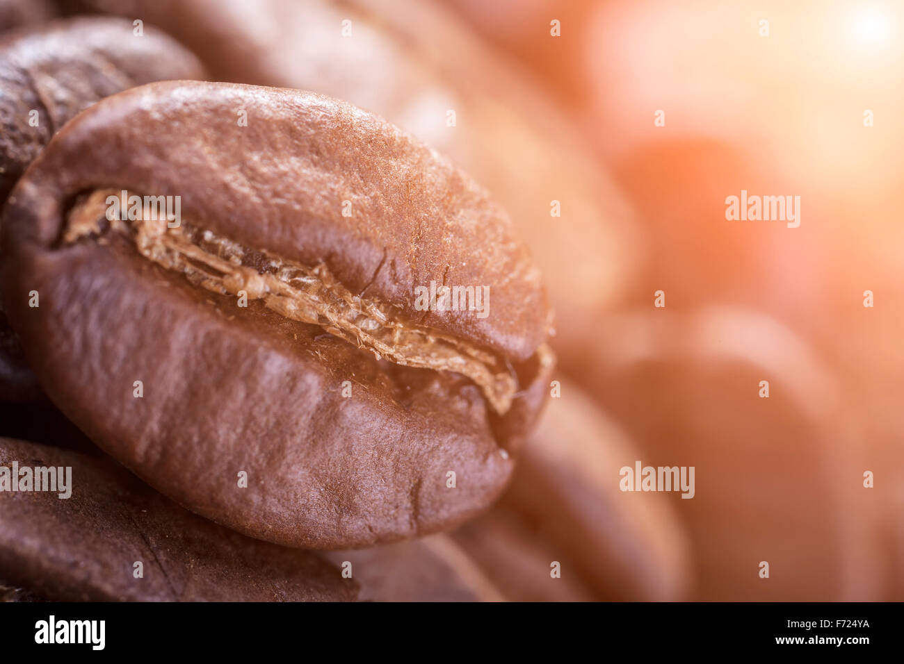 Caffè marrone closeup sfondo. effetto di luce nell'angolo Foto Stock