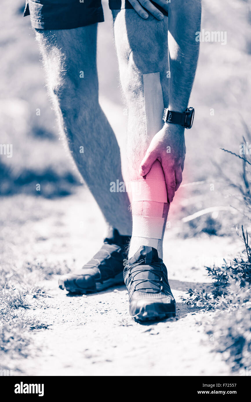I corridori dolore alle gambe, uomo mal tenuta e overtrained dolorose della muscolatura della gamba con nastro kinesiotape, distorsione o crampi ache macchia rossa. Foto Stock