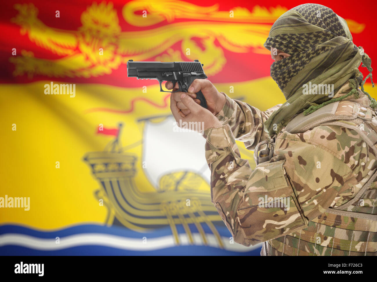 In maschio keffiyeh musulmano con la pistola in mano e provincia canadese bandiera sulla serie di sfondo - New Brunswick Foto Stock