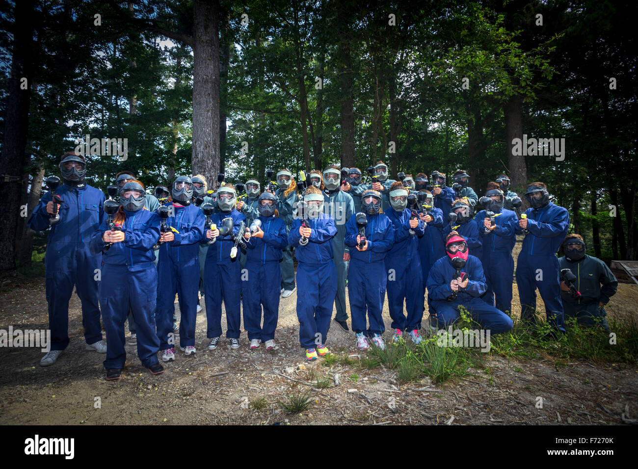 Un team di ragazzi pronti a giocare una parte paintballing. Équipe d'adolescenti se préparant à disputer une partie de paintball. Foto Stock