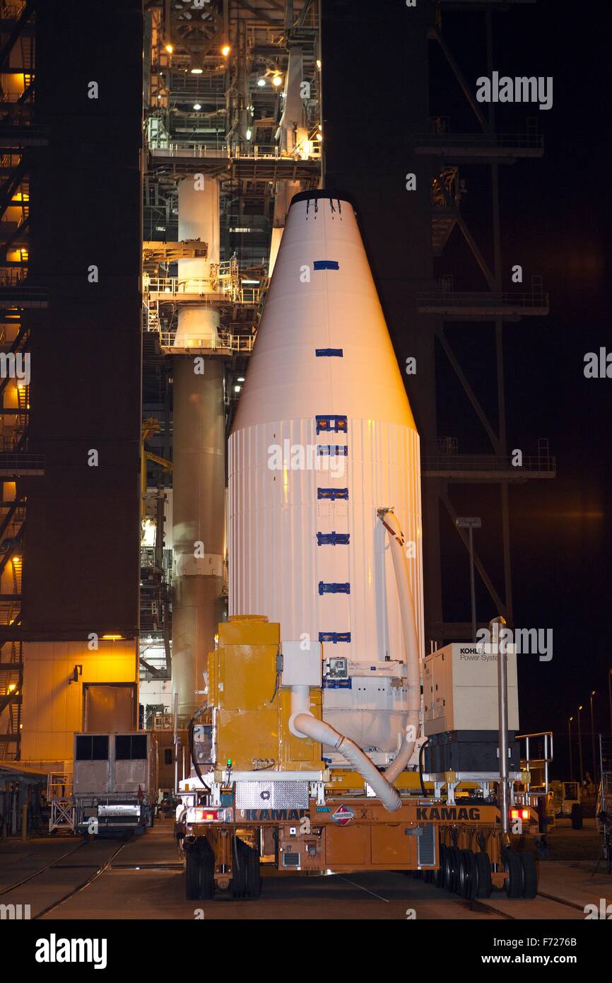 Un Kamag Transporter sposta il veicolo spaziale Cygnus all'interno di una carenatura di payload per l'integrazione verticale Facility a Space Launch Complex 41 prima di effettuare il sollevamento in cima l'attesa United Launch Alliance Atlas V rocket presso il Kennedy Space Center Novembre 20, 2015 a Cape Canaveral, in Florida. Il Cygnus porterà 7.300 libbre di esperimenti, apparecchiature e materiali di consumo per la Stazione Spaziale Internazionale. Foto Stock