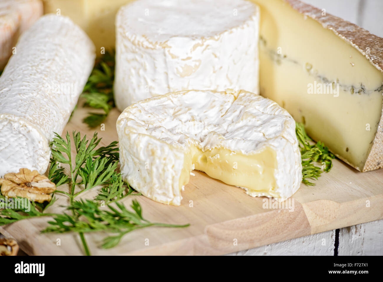 Diversi formaggi francesi posto sulla vecchia tabella Foto Stock