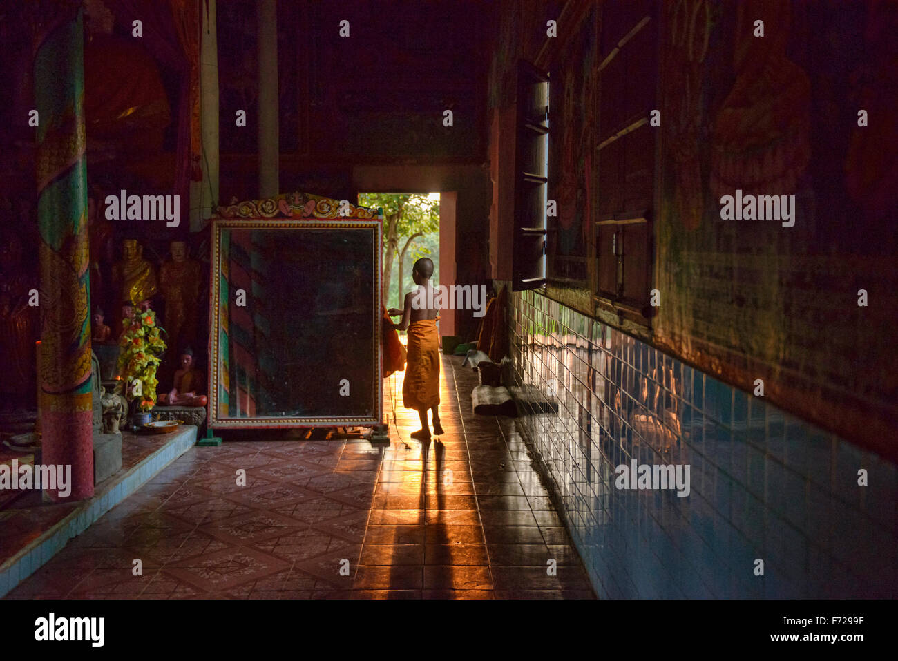 Un giovane monaco nel tardo pomeriggio la luce in corrispondenza di Kampong Phluk, Siem Reap, Cambogia Foto Stock