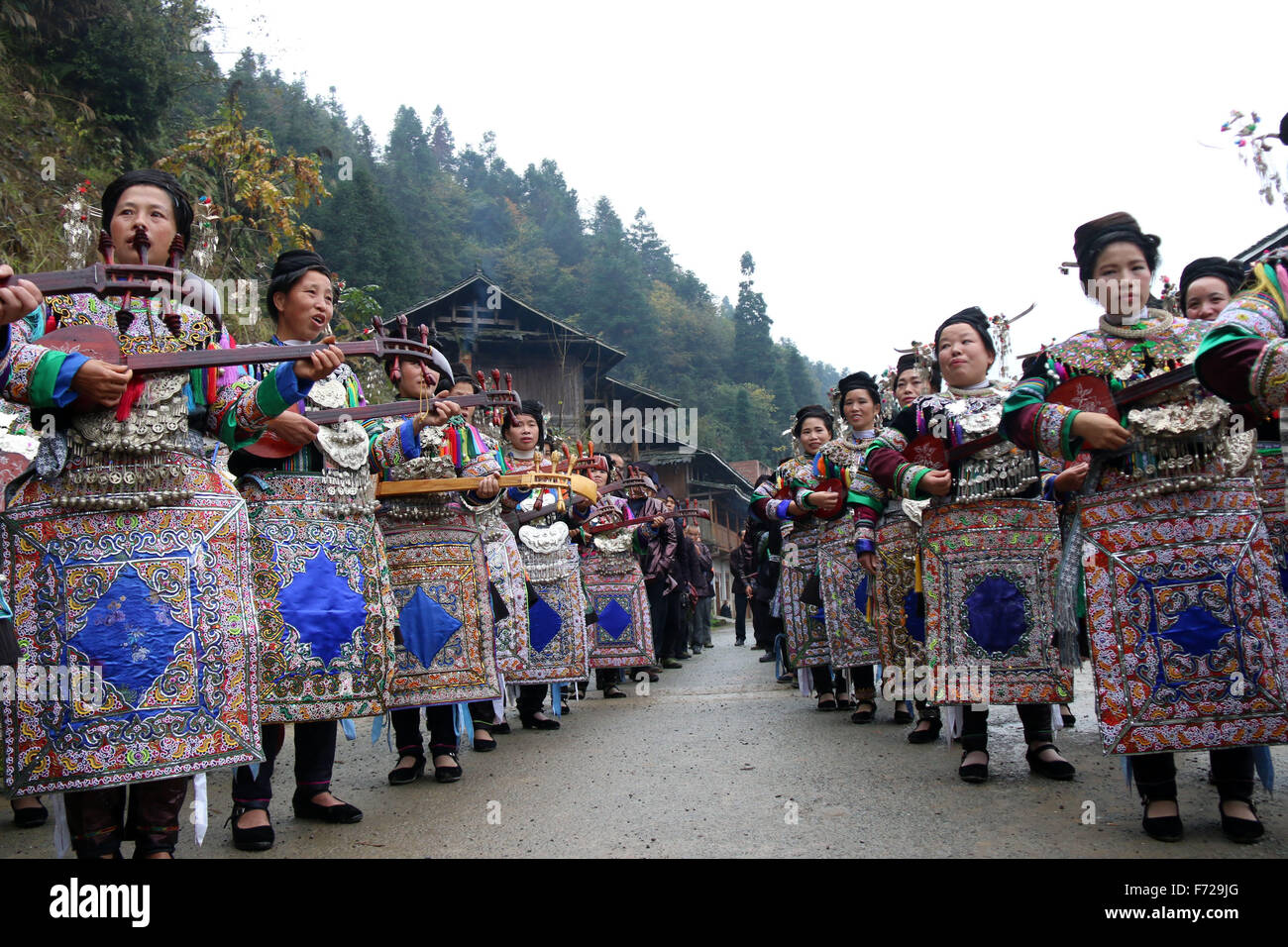 Liping, Qiandongnan Miao e Dong Perfecture autonoma del sud-ovest della Cina di Guizhou. 23 Nov, 2015. Una cerimonia commemorativa è detenuto da persone di Dong gruppo etnico per la straordinaria Cinese Antica Falegnameria, ingegnere e inventore Lu divieto, nella contea di Liping, Qiandongnan Miao e Dong Perfecture autonoma del sud-ovest della Cina di Guizhou, nov. 23, 2015. Credito: Yang Daifu/Xinhua/Alamy Live News Foto Stock