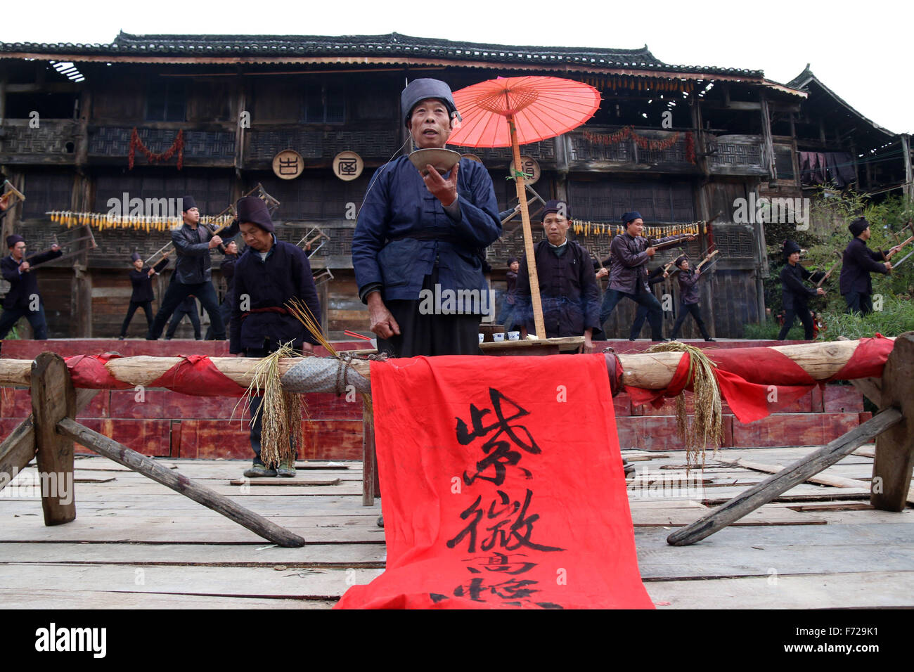 Liping, Qiandongnan Miao e Dong Perfecture autonoma del sud-ovest della Cina di Guizhou. 23 Nov, 2015. Una cerimonia commemorativa è detenuto da persone di Dong gruppo etnico per la straordinaria Cinese Antica Falegnameria, ingegnere e inventore Lu divieto, nella contea di Liping, Qiandongnan Miao e Dong Perfecture autonoma del sud-ovest della Cina di Guizhou, nov. 23, 2015. Credito: Yang Daifu/Xinhua/Alamy Live News Foto Stock