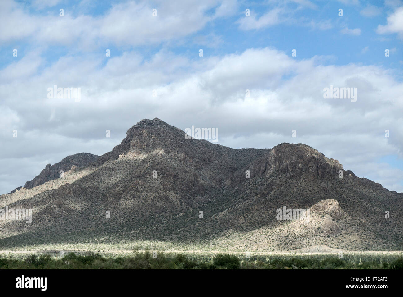 Patch profonda cloud ombra le ombre delle nuvole passare rapidamente attraverso il ferro aspre montagne ricche squillo del deserto di Sonora in Messico Foto Stock