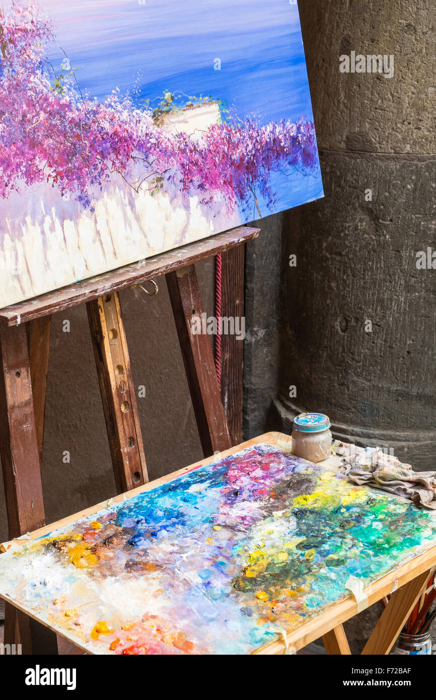 Un artista di configurazione, che mostra un dipinto in corso su un cavalletto  e tavolozza colorata Foto stock - Alamy