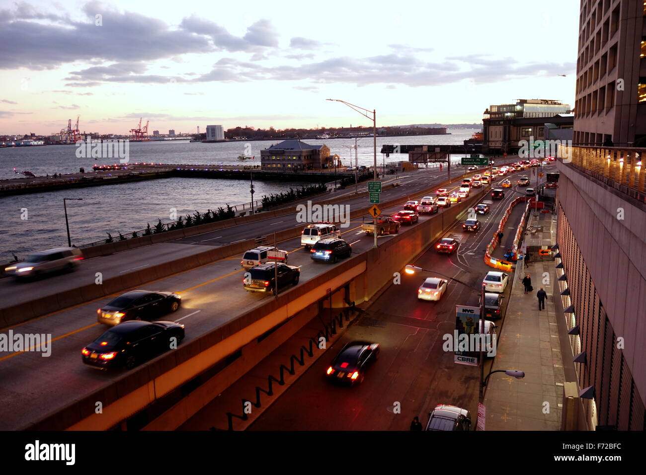 Traffico di sera sul FDR Drive, New York City, NY, STATI UNITI D'AMERICA Foto Stock