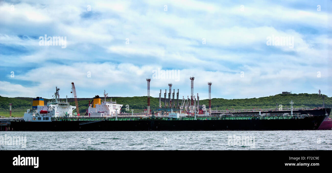 Petroliera nel porto caricato con olio e si sta preparando ad entrare Foto Stock