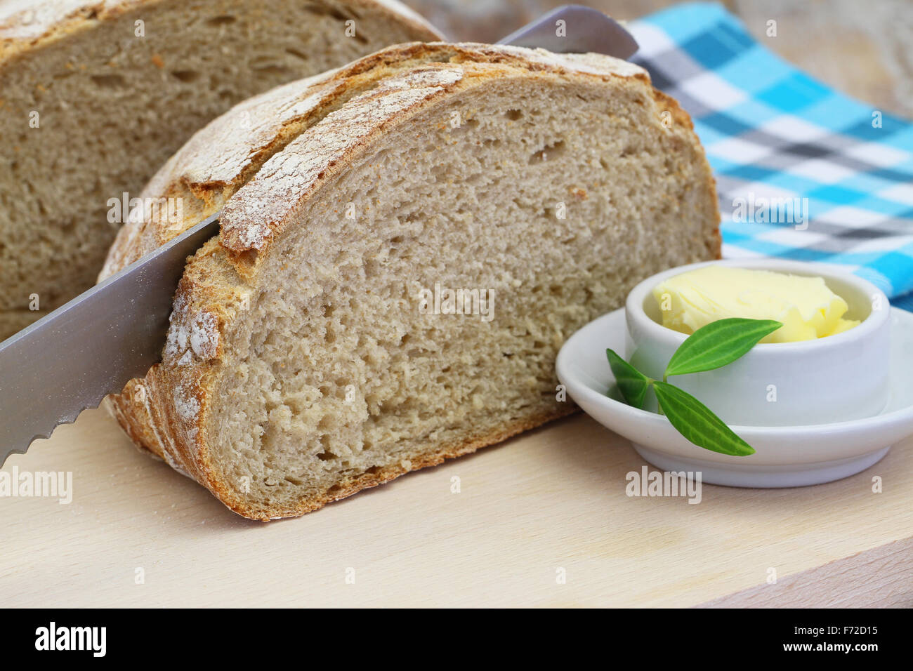 Rosolare il pane sulla tavola di legno e burro Foto Stock