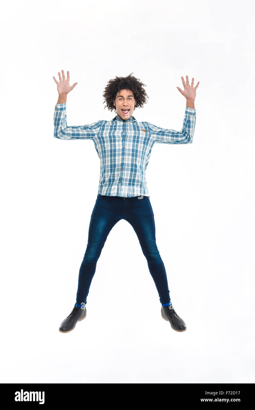A piena lunghezza Ritratto di un divertente di afro-americano jumping isolato su uno sfondo bianco Foto Stock