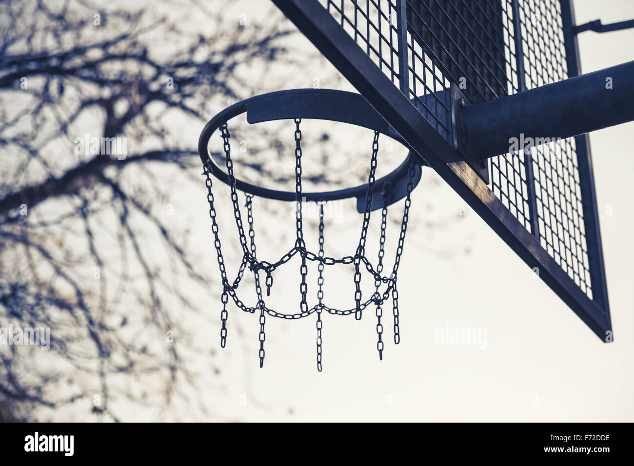 Cestello in catene per il basket a giocare nel parco giochi in un parco della città, dai toni vintage foto Foto Stock