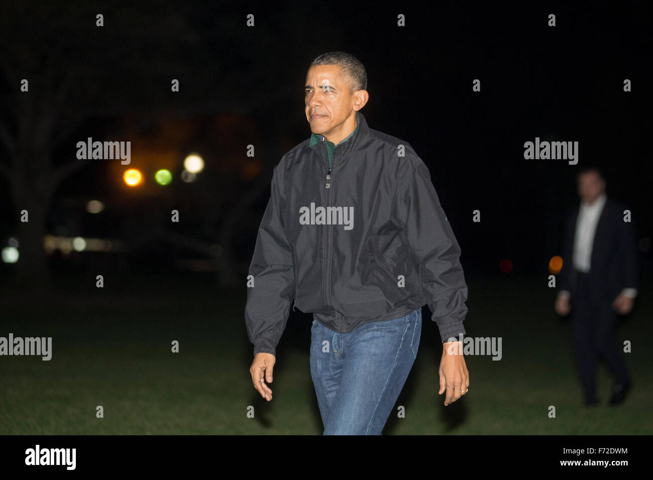 Washington, DC, Stati Uniti d'America. 23 Nov, 2015. Il Presidente degli Stati Uniti Barack Obama cammina verso la Casa Bianca sulla South Lawn dopo arrivano su Marina Uno in Washington, DC, Stati Uniti, lunedì, nov. 23, 2015. Obama, durante una conferenza stampa a Kuala Lumpur la domenica dopo più di una settimana di conferenze e vertici in Asia, detta la Russia deve prendere una decisione strategica sulla Siria e le prossime settimane mostrerà se il Presidente russo Vladimir Putin daranno il massimo sostegno del regime siriano. Credito: Andrew Harrer/Piscina via CNP - nessun filo SERVICE - Credit: dpa/Alamy Live News Foto Stock