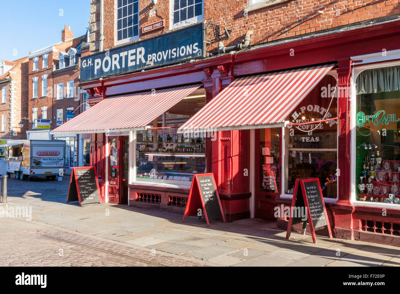 Macelleria tradizionale e una caffetteria con tende da sole. Newark on  Trent, Nottinghamshire, England, Regno Unito Foto stock - Alamy