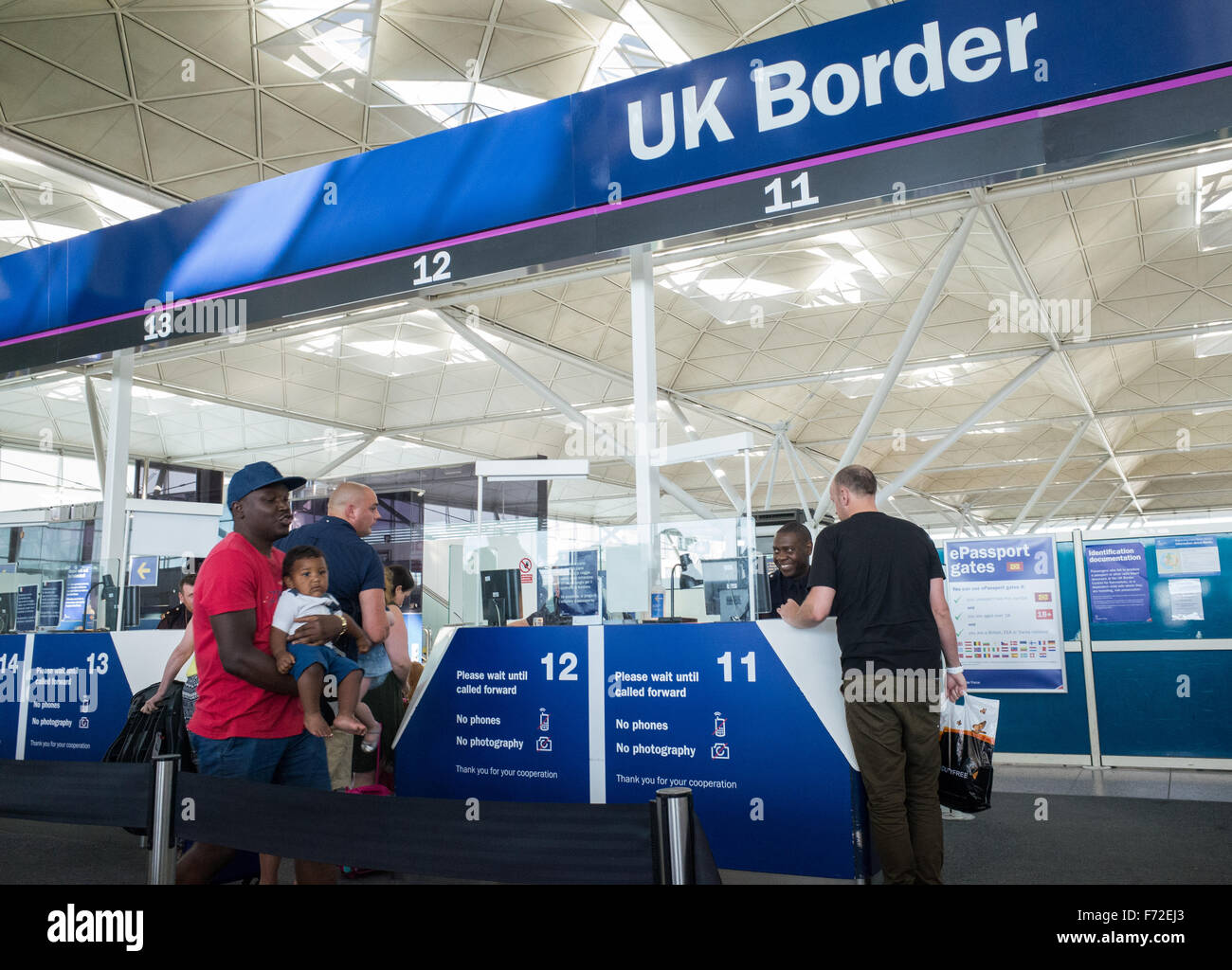 L'immigrazione in UK il controllo di frontiera in un aeroporto in Gran Bretagna Foto Stock
