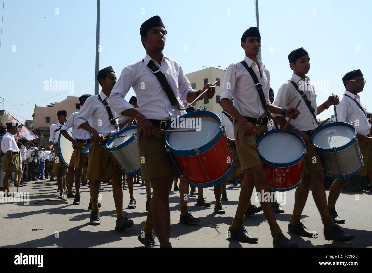 Volontari a tamburo battente su strada, Jodhpur, Rajasthan, India, Asia Foto Stock
