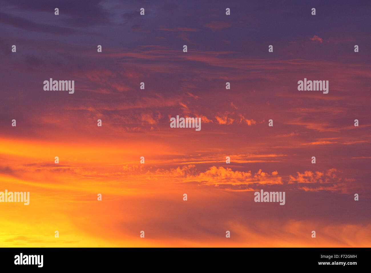 Bel tramonto nuvole sopra il lago Saadjärv. Estonia Foto Stock